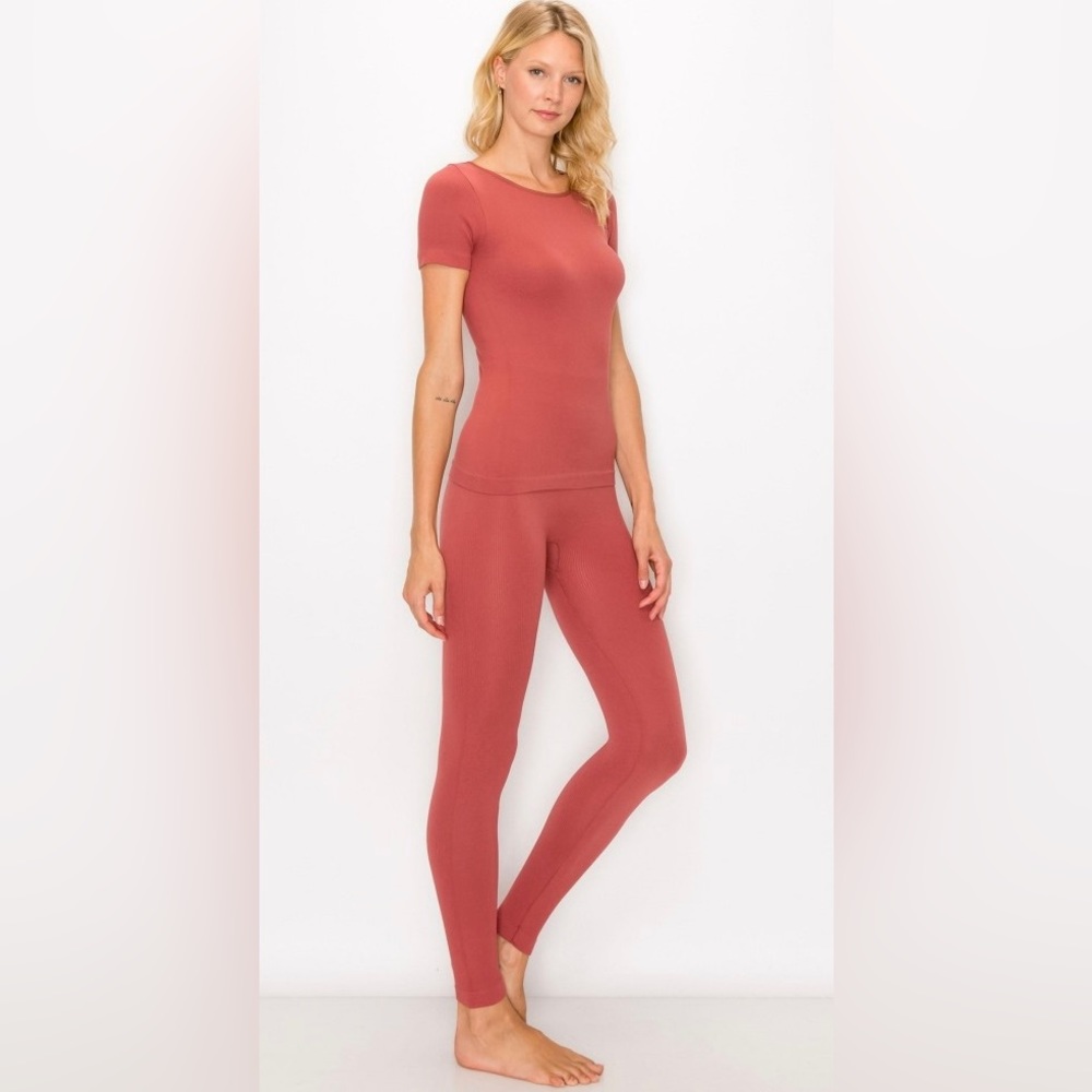 Women's Seamless Ribbed Knit Active Fitted Shirt and Leggings Set - Picture 3 of 3